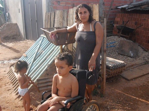 Um dos filhos de Girlene da Silva é cadeirante e perderá a primeira semana de aula (Foto: Rogério Ferreira/G1)