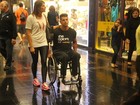 Fernando Fernandes passeia com a namorada em shopping do Rio