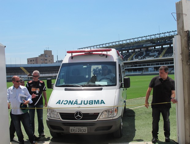 CBF faz testes na Vila Belmiro, em Santos, com ambulância (Foto: Marcelo Hazan / Globoesporte.com)