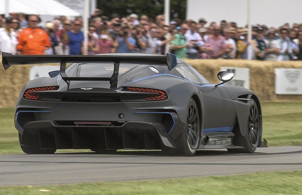 Aston Martin Leva Superesportivo Vulcan Para O Festival De