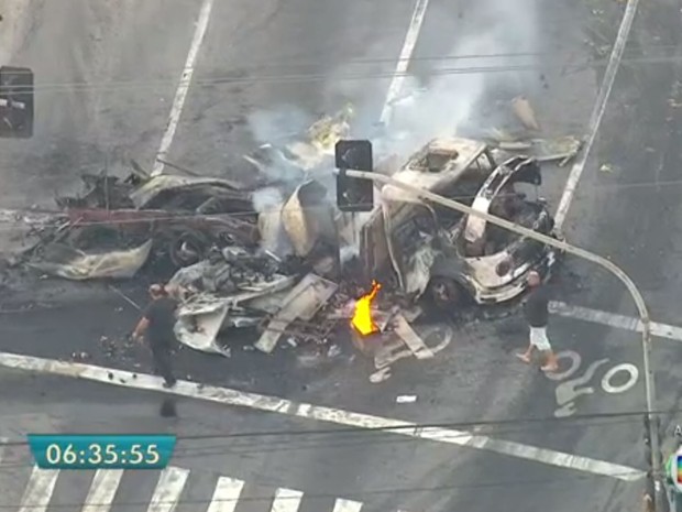 Caminhão queimado na Avenida do Estado, em Santo André (Foto: TV Globo/Reprodução)