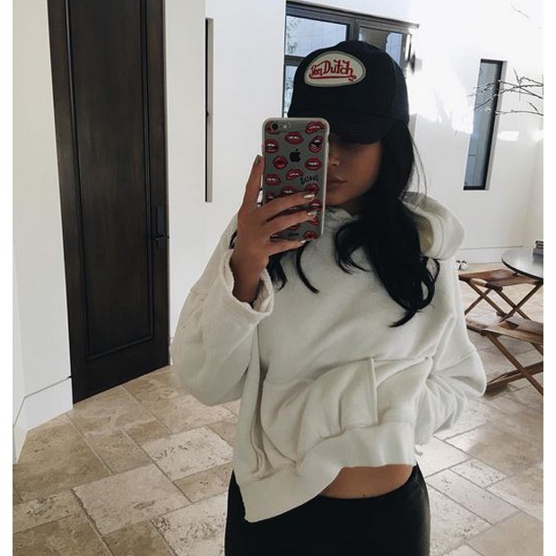 Kylie Jenner também exibiu seu boné Von Dutch, ícone do começo dos anos 2000, no Instagram. Será que roubou do closet de Kim Kardashian? (Foto: Instagram/Reprodução)