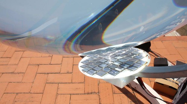 Os painéis fotovoltaicos, logo abaixo da esfera (Foto: Divulgação)