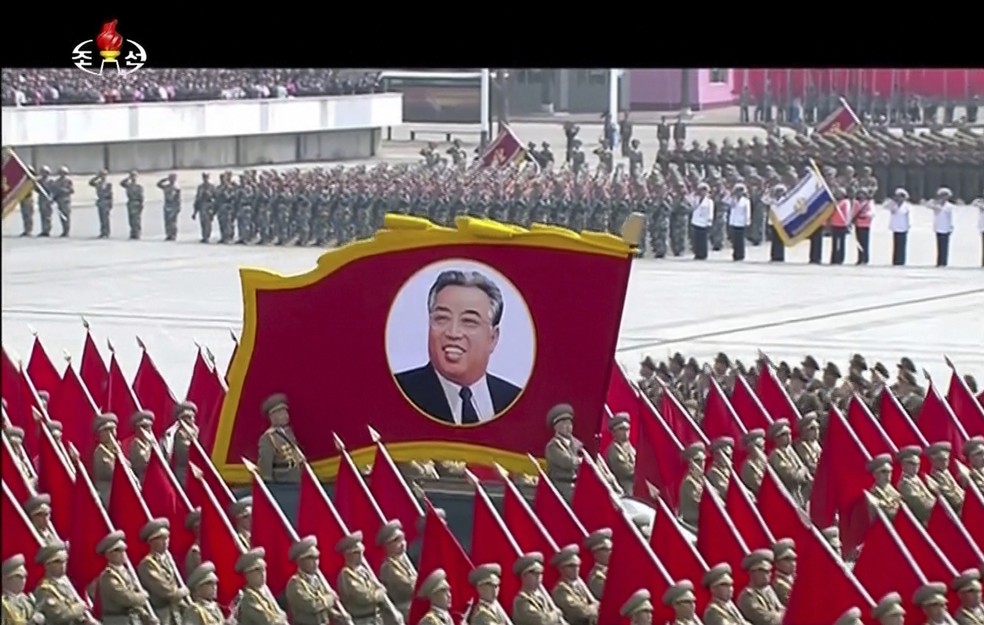 Homenagem ao fundador da Coreia do Norte (Foto: KRT via AP)