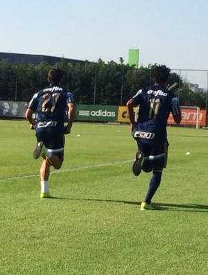 Robinho e Zé Roberto correm no campo; Arouca faz tratamento