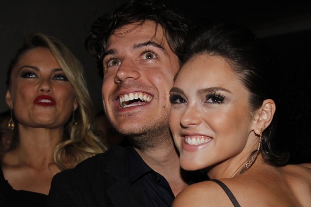Marco Pigossi dá aquele abraço em Isabelle Drummond (Foto: Nathalia Fernandes/Globo)