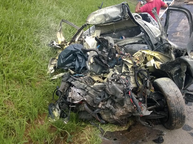 Vítimas que estavam na caminhonete morreram (Foto: Divulgação/PRE)
