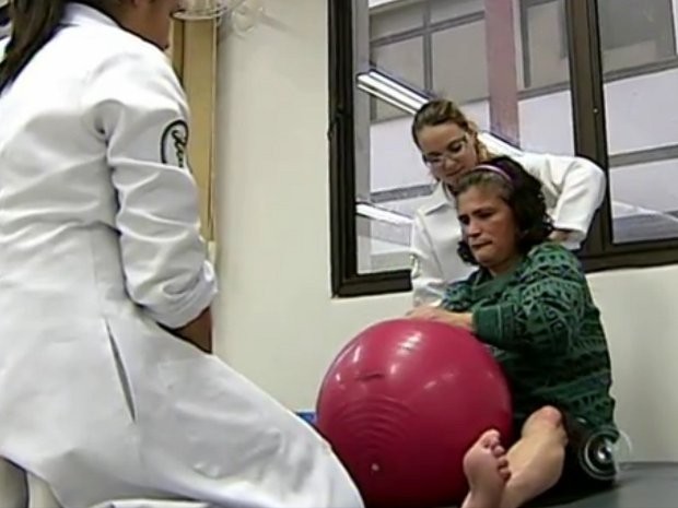 Fisioterapia é um dos serviços oferecidos nas universidades (Foto: Reprodução/TV TEM)
