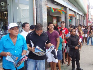 Usuários fazem fila para validar cartão da AETC em João Pessoa (Foto: André Olímpio/Do G1)