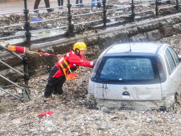 Equipes de resgate trabalham nas ruas de New Brighton em Liverpool, ajudando pessoas que foram pegas pela tempestade que inundou a cidade. (Foto: Wenn/Frame/Estadão Conteúdo)