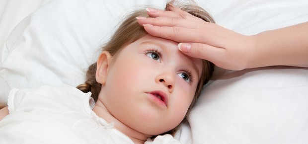 Criança doente com dor de cabeça (Foto: Shutterstock)