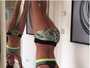 Izabel Goulart usa shortinho e top para se exercitar e mostra elasticidade