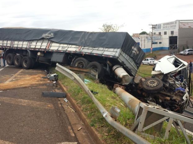 G1 Carreta na contramão atinge três veículos e deixa um morto em Jaú