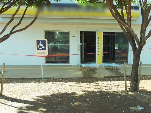 Assaltantes quebraram porta principal de agência bancária  (Foto: Reprodução/TVCA)