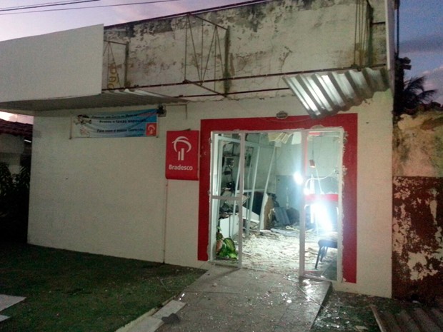 Depois de explodir agência, suspeitos ainda atiraram no estabelecimento (Foto: Divulgação/Polícia Militar do RN)