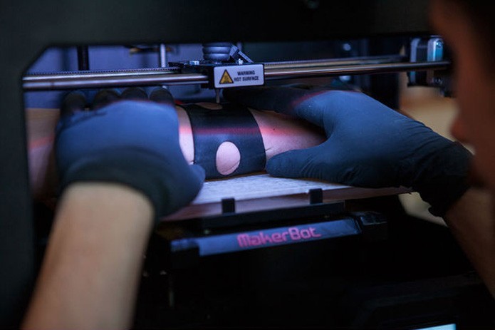 Com a agulha, a impressora passa a fazer tatuagens (Foto: Reprodução/Instructables)