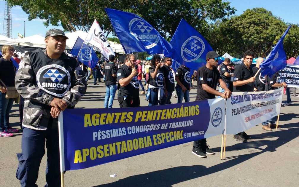 Agentes penitenciários fazem protesto no estacionamento da Torre de TV em Brasília contra reformas do governo Temer (Foto: Beatriz Pataro/G1)