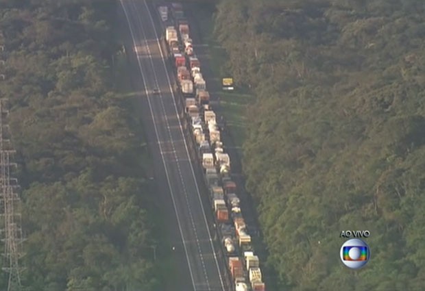 Dois acidentes fecham a Rodovia Anchieta na manhã desta quarta-feira (27) (Foto: Reprodução/TV Globo) Dois acidentes fecham a Rodovia Anchieta na manhã desta quarta-feira (27) (Foto: Reprodução/TV Globo)