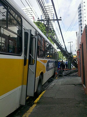 Ônibus bateu em poste, no Recife (Foto: Kety Marinho / Globo Nordeste)