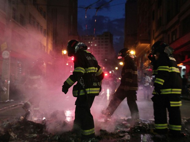Bombeiros apagam fogo de barricadas no Centro de SP (Foto: Marcelo Brandt/G1)