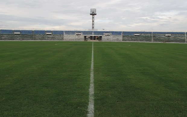 Gramado do estádio Amigão, em Campina Grande (Foto: Marcelo Prado / GLOBOESPORTE.COM)