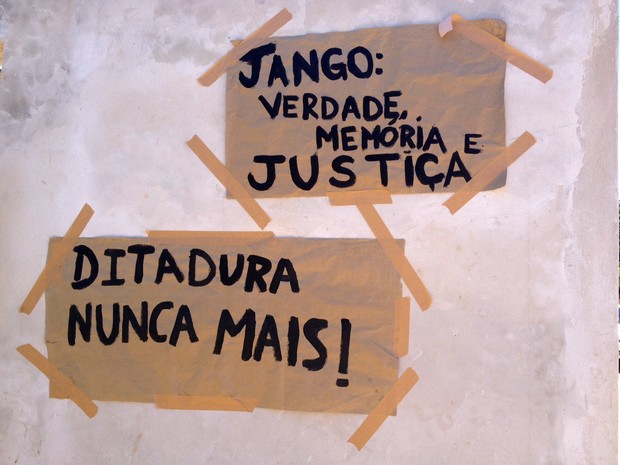 Cartazes foram fixados em parede perto de cemitério de São Borja (Foto: Márcio Luiz/G1)
