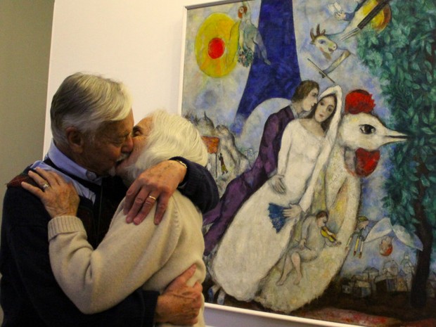 Este casal se beija em frente ao quadro Os Namorados da Torre Eiffel, de Marc Chagall, no Centro Pompidou, em Paris (Foto: Ignacio Lehmann/BBC) Este casal se beija em frente ao quadro Os Namorados da Torre Eiffel, de Marc Chagall, no Centro Pompidou, em Paris (Foto: Ignacio Lehmann/BBC)