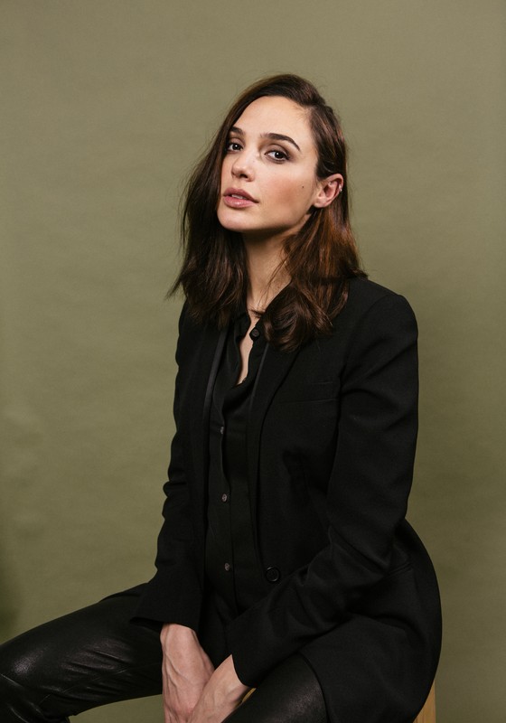 Gal Gadot Uma Mulher Maravilha Com A Espada E O Dinheiro Na Mao Epoca Cultura Para baixar esta imagem, crie uma conta. revista epoca