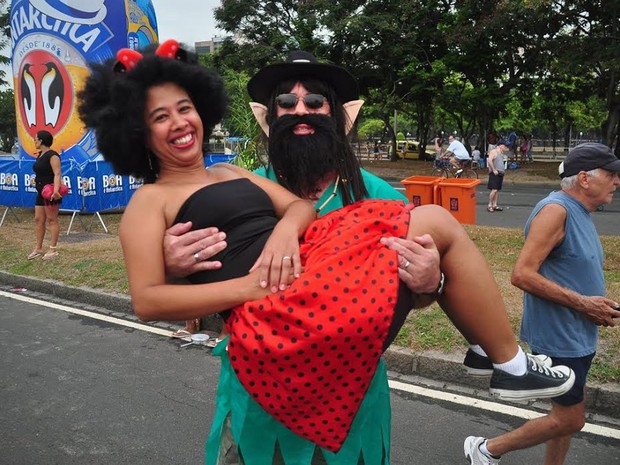 Casal chega animado para o desfile do bloco Bangalafumenga (Foto: Nelson Veiga/G1)