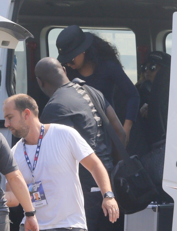 Rihanna chega ao Rio de Janeiro (Foto: GABRIEL RANGEL E DILSON SILVA )