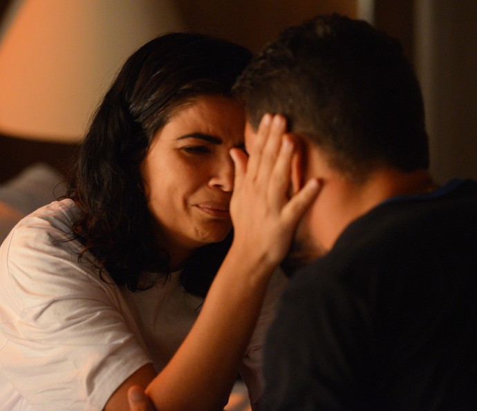 A morena se desespera ao lembrar o que fez com o pai de seu filho (Foto: Pedro Carrilho/Gshow)