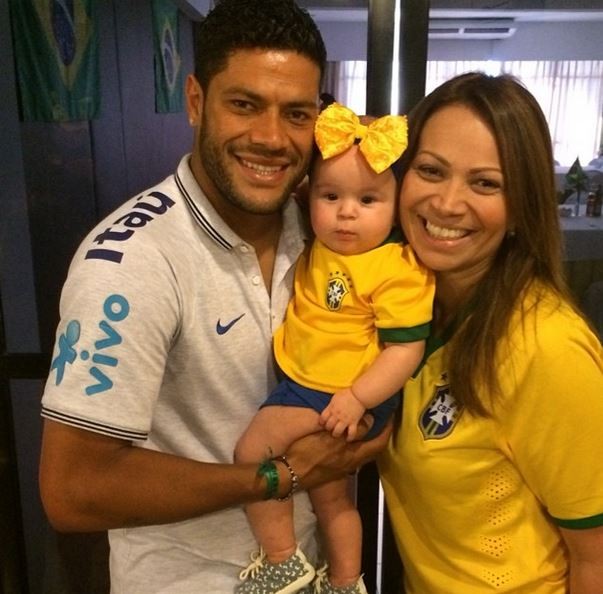 Solange Almeida e filha visitam a seleção  (Foto: Instagram / Reprodução)