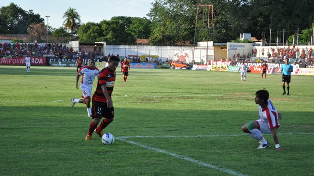 Edson Di, atacante do Flamengo-PI, durante partida contra o 4 de Julho (Foto: Renan Morais/GLOBOESPORTE.COM)
