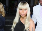 Nicki Minaj usa look ousado e deixa parte do bumbum e do seio à mostra