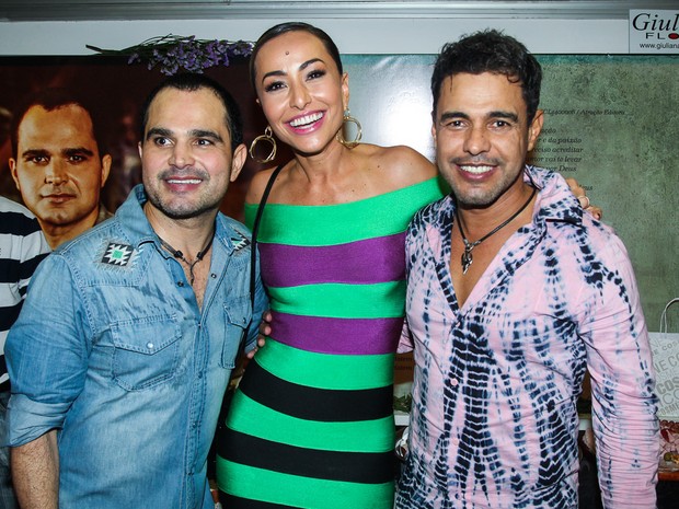 Sabrina Sato com a dupla Zezé Di Camargo e Luciano em show em São Paulo (Foto: Manuela Scarpa/ Foto Rio News)