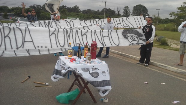 torcida corinthians protesto ct (Foto: Rodrigo Faber)