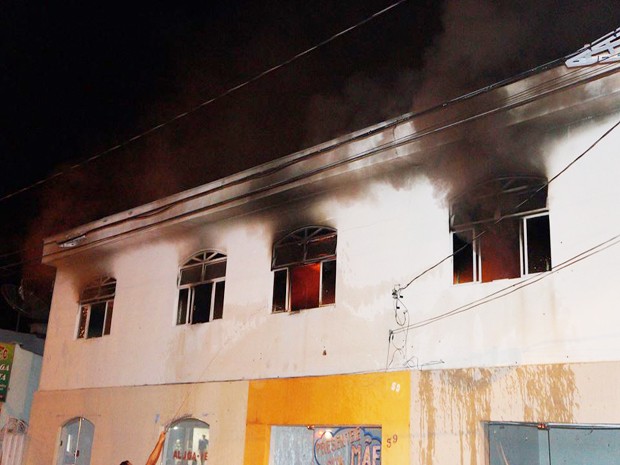 Incêndio pode ter sido provocado por um cigarro (Foto: Marcelo Praxesdes/Divulgação) Incêndio pode ter sido provocado por um cigarro (Foto: Marcelo Praxesdes/Divulgação)