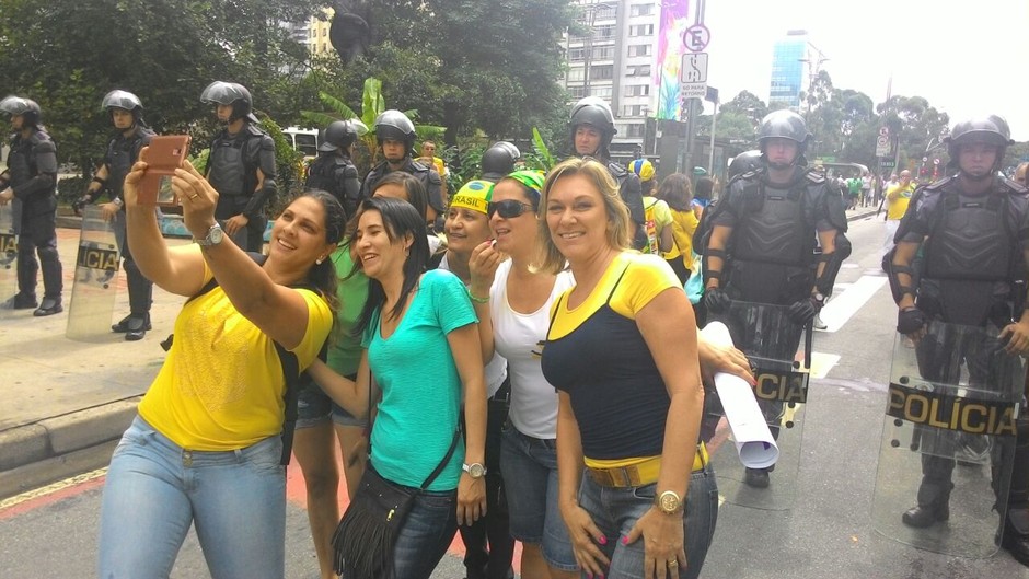 Mulheres tiram selfie com barreira de policiais em clima de paz na Avenida Paulista