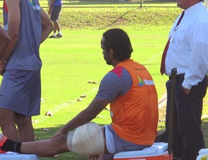 Carlos Alberto machucado treino Vasco (Foto: Gustavo Rotstein / Globoesporte.com)