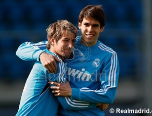 Coentrão e Kaká no treino do Real (Foto: Site oficial do Real Madrid)