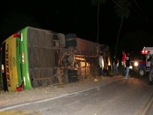 Acidente aconteceu na noite deste domingo (13) em Carnaubais (Foto: Marcelino Neto)