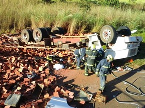 Caminhão carregado de tijolos capotado na DF-230 (Foto: Corpo de Bombeiros/Divulgação) Caminhão carregado de tijolos capotado na DF-230 (Foto: Corpo de Bombeiros/Divulgação)