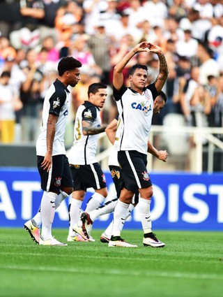 De carrasco a xodó, Giovanni Augusto comemora torcida a favor na arena