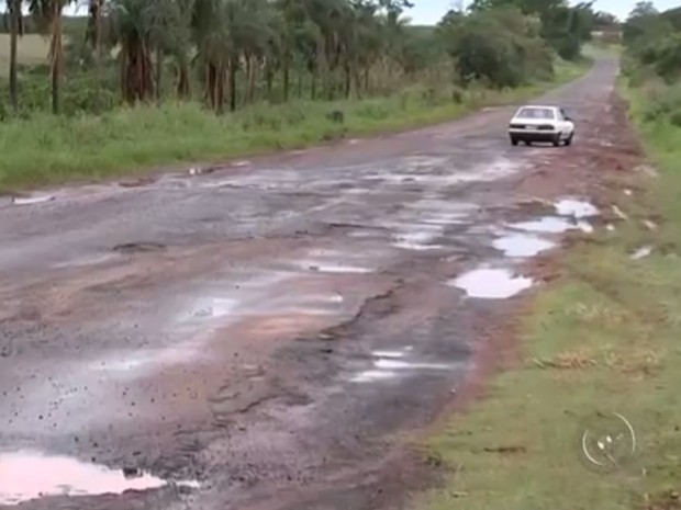 Estradas estão esburacadas e sem manutenção (Foto: Reprodução/TV TEM)
