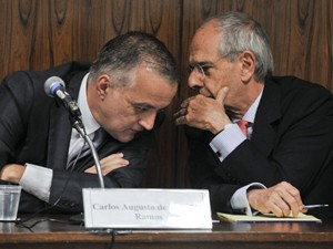 O bicheiro Carlinhos Cachoeira e o advogado Márcio Thomaz Bastos durante depoimento na CPI (Foto: Geraldo Magela/Agência Senado)