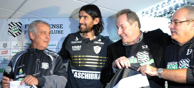 Loco Abreu veste a camisa do Figueirense pela primeira vez (Foto: Sávio Hermano / Globoesporte.com)