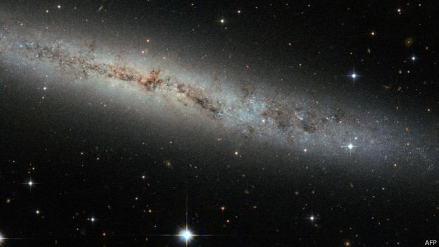 Imagem captada pelo telescópio Hubble mostra galáxia a 25 milhões de anos-luz da Terra (Foto: AFP/BBC)