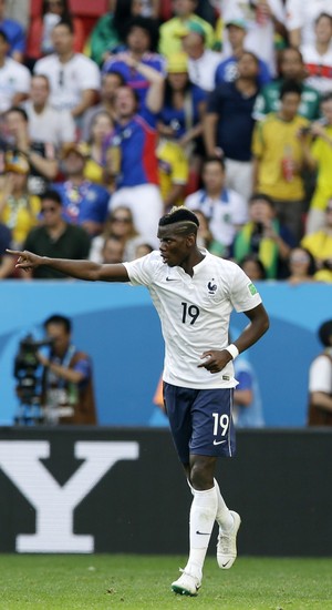 O jogador francês Paul Pogba comemora gol em partida entre França e Nigéria (Foto: Andrew Medichini/AP)