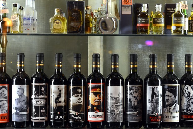 Estante com vinhos 'ditatoriais' chamou a atenção de clientes e curisos em loja na Itália (Foto: Gabriel Bouys/AFP) Estante com vinhos 'ditatoriais' chamou a atenção de clientes e curisos em loja na Itália (Foto: Gabriel Bouys/AFP)
