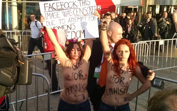 Ativistas protestam em Barcelona contra 'machismo' do Facebook (Foto: G1)